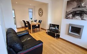 Modern Two Bedroom House Close To City Centre